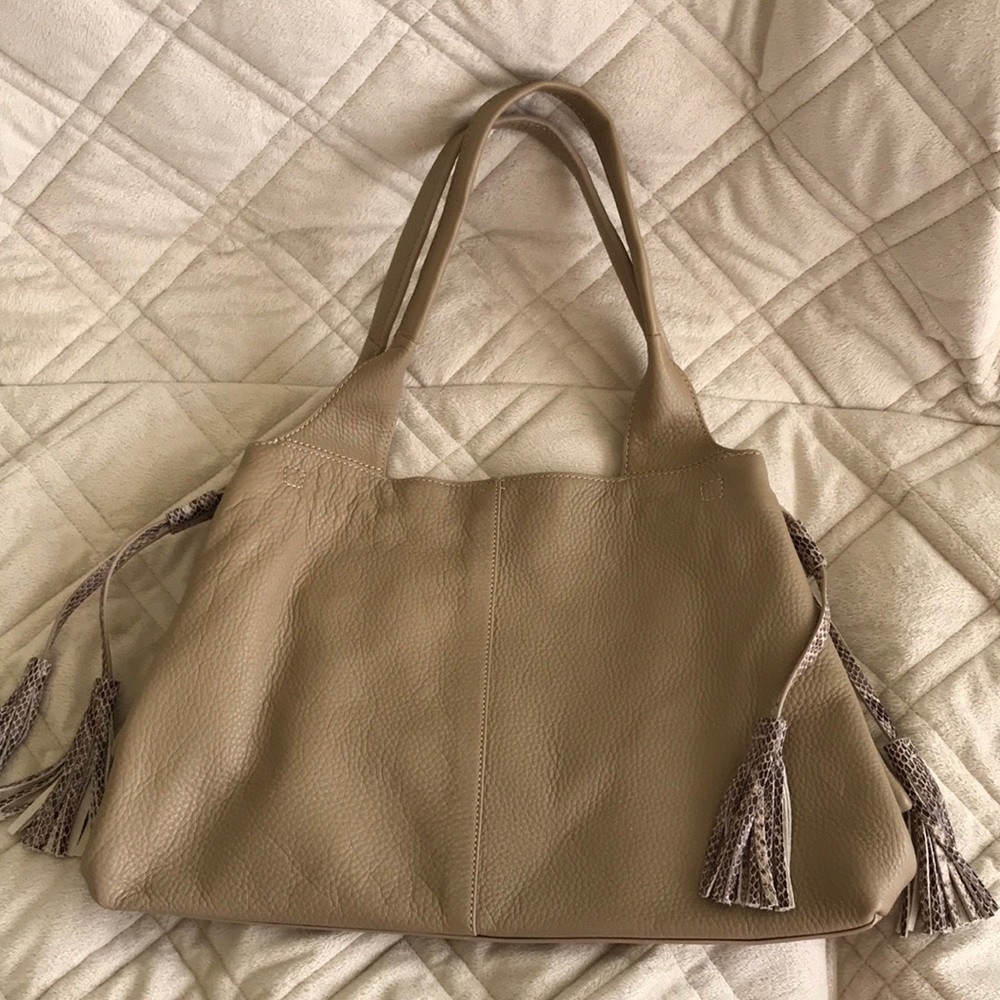 GILI pebbles leather tassel shoulder bag Olive